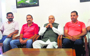 Former Chief Minister PK Dhumal addresses mediapersons in Hamirpur on Wednesday.