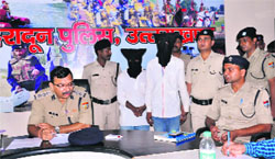 Dehradun SSP Ajay Rautela with the arrested thieves in Dehradun on Wednesday. A Tribune photograh