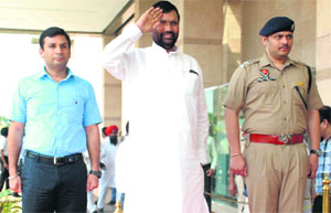 The district administration and the Punjab Police present a guard of honour to Union Food and Civil Supplies Minister Ram Vilas Paswan on his arrival at Amritsar on Thursday