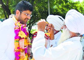 Villagers welcome MP Dushyant Singh Chautala at Jagmalwali village of Dabwali segment in Sirsa on Thursday