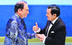 Taiwan President Ma Ying-jeou (R) shakes hands with 2014 Tang Prize winner Albie Sachs of South Africa in Taipei on Thursday.