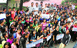 Activists of the SFI and ABVP protest at the DC office in Shimla on Saturday