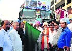 AAP convener Sucha Singh Chhotepur and party workers flag off relief material to flood-hit Jammu and Kashmir in Amritsar on Sunday