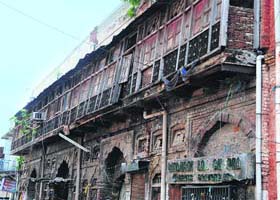 A century-old house at the risk of collapse near Hall Bazar in Amritsar