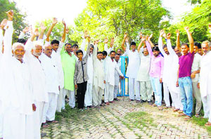 Villagers protest outside the waterworks building at Nuianwali village in Sirsa