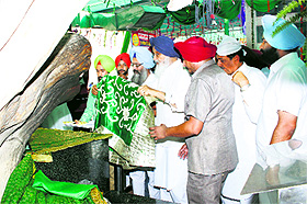 Chief Minister Parkash Singh Badal pays obeisance at Tilla Baba Sheikh Farid 