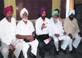 Leaders of various farmer and labour unions address  mediapersons in Amritsar on Monday