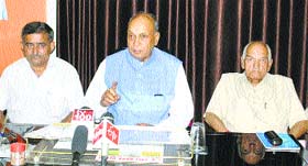 Former CM PK Dhumal, flanked by ex-Education Minister Ishwar Dass Dhiman and district president Vijay Agnihotri, addresses a press conference in Hamirpur on Monday.