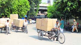 Goods being taken for transportation in Ludhiana.