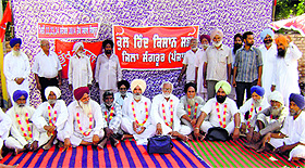 Members of the All India Kisan Sabha begin relay fast in Sangrur on Monday.