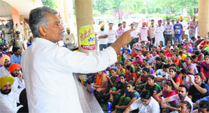 Sunil Jakhar, senior Congress leader, addresses members of the ETT (TET) Pass Unemployed Teachers Union in Mohali on Tuesday. The leader has extended support to the protesting teachers.