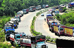 Trucks remain stranded on the Narwal bypass road due to one-sided traffic movement on the Jammu-Srinagar highway