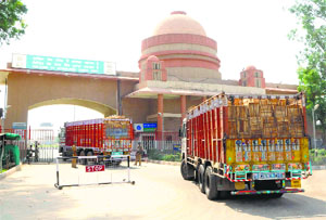 Trucks loaded with tomatoes at the Attari integrated check-post on Wednesday