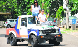 Vaneeta Kang and Gagan Brar, who will take part in the 6th Maruti Suzuki Raid-de-Himalaya, flash the victory sign. Tribune photo: Manoj Mahajan