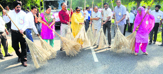 Cutting across party lines, Mayor HC Kalyan of the Congress (fourth from right), BJP councillors Arun Sood, Hira Negi and Asha Jaiswal, SAD councillor Harjinder Kaur, MC Joint Commissioner Rajiv Gupta and Chief Engineer Mukesh Anand chose the well-maintained VIP Sector 2 instead of the neglected southern sectors to launch the Swachh Bharat campaign in Chandigarh on Thursday. Tribune photo: Pradeep Tewari P4