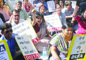 Delhi University teachers under the banner of DUTA demanding the removal of Vice-Chancellor, at the UGC building in New Delhi on Thursday.