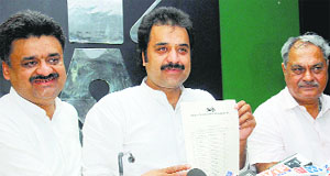 Kuldeep Bishnoi (centre) along with Chander Mohan (left) and their alliance partner Jan Chetna Party chief Venod Sharma release the list of HJC candidates at a press conference in Chandigarh on Thursday.