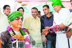 INLD chief Om Prakash Chautala pays tribute to former Deputy PM Devi Lal during the Samman Diwas Samaroh in Jind on Thursday