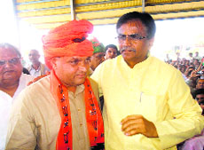 BJP leader Om Prakash Dhankar (right) with Congress turncoat  Anand Sagar at a public meeting in Jhajjar.