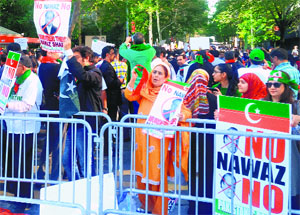 Imran Khans followers staging a protest against Nawaz Sharif near the UN Headquarters.