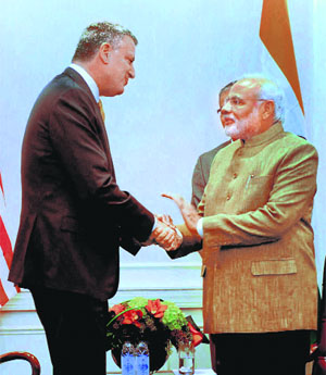 Modi meets New York Mayor Bill de Blasio. 