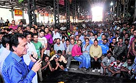 Former Union Minister and BJP leader Harmohan Dhawan addresses traders at the vegetable market in Sector 26, Chandigarh, on Sunday.