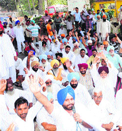 Congress workers stage a protest to highlight farmers issues in Amritsar on Monday.