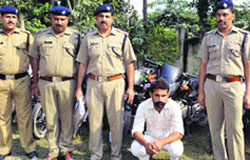 A police team with mastermind Sonu along with motorcylces recovered from him at Ranipur police station on Monday in Haridwar. Tribune photo