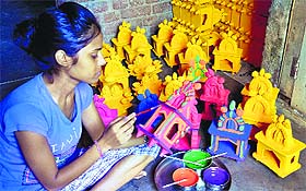 A girl paints hattis at Ghumar Mandi in Ludhiana. 