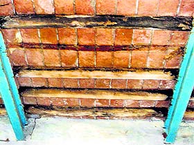 A wall in poor shape at Government Primary School in Bhundri village, near Sidhwan Bet.