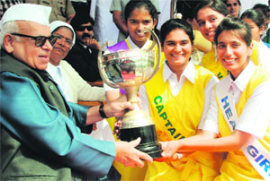 Governor Aziz Qureshi gives away a trophy to students of Convent of Jesus and Mary at Mussoorie on Tuesday