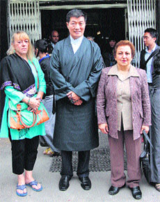 Nobel laureates Jody Williams (L) and Shirin Ebadi (R) with Lobsang Sangay (C) as they arrive at McLeodganj in Dharamsala on Wednesday.