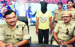 One of the accused of Nakronda robbery being presented by SSP Ajay Rautela at a press conference in Dehradun on Wednesday. Tribune photo: Abhyudaya Kotnala