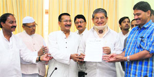 Congress state president Kishore Upadhyay submits a memorandum to Chief Minister Harish Rawat in Dehradun on Wednesday. Tribune photo: Vinod Pundir