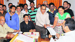 Members of Dhanagar caste give a memorandum to Mayor Vinod Chamoli regarding their demands at DMC in Dehradun on Wednesday. Tribune photo: Abhyudaya Kotnala