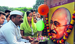 Sham Lal Gandhi along with other city residents pays tributes to Mahatma Gandhi on Gandhi Jayanti in Amritsar on Thursday