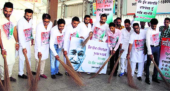 Members of the Swachh Bharat Mera Bharat