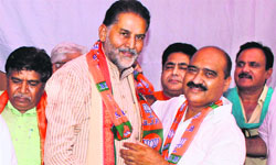 BJP state chief Ram Bilas Sharma (left) welcomes former HJC leader Shashi Sharma into the party fold in Panchkula on Thursday. Tribune photo: Nitin Mittal