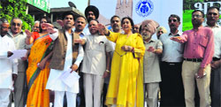 MP Kirron Kher (in yellow), along with municipal corporation staff, takes the Swachhta pledge at Sector 17 in Chandigarh on Thursday. Tribune photo: Parvesh Chauhan