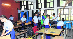 Students of the GMSSS, Sector 16, take part in a cleanliness drive as part of the Swachh Bharat Abhiyan.Tribune photo: Manoj Mahajan
