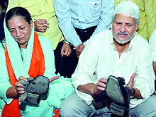Lieutenant Governor Najeeb Jung with his wife performs seva after paying obeisance at Gurdwara Bangla Sahib in New Delhi on Thursday