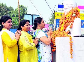 Congress leaders pay tributes to Lal Bahadur Shastri at Shastri Chowk