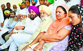PPCC chief Partap Singh Bajwa along with the killed youths mother Rupinder Kaur (extreme right) and father Satpal Singh (on Bajwa's right). 