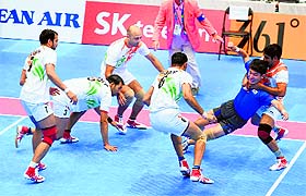 The Indian defenders catch a Korean raider during their semifinal match in Incheon on Thursday. 