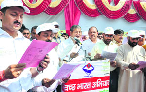 Chief Minister Harish Rawat takes oath for cleanliness on the occassion of Gandhi Jayanti at Gandhi Park in Dehradun on Thursday.