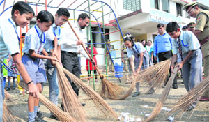 DGP BS Sidhu along with schoolchildren takes part in the Clean India Campaign at the police lines in Dehradun on Thursday. 