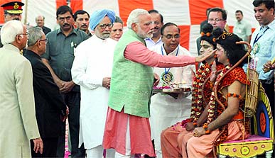 Prime Minister Narendra Modi puts a traditional tilak on Ramlila artists. President Pranab Mukherjee, Vice-President Hamid Ansari, former Prime Minister Dr Manmohan Singh and Congress president Sonia Gandhi are also seen during the Dasehra celebrations at Parade Grounds near Red Fort in Old Delhi on Friday.