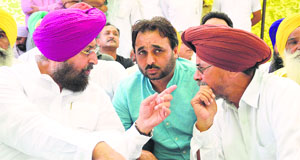 Bhagwant Mann, AAP MP, with PPCC chief Partap Bajwa during a protest in Samrala.