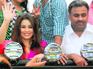 Bollywood actress Mahima Chaudhary with Vinod Bagai, an Independent candidate, during a campaign at Panchkula on Saturday.