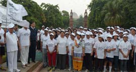 President Pranab Mukherjee flags off the Run for Swachh Bharat at Rashtrapati Bhavan in New Delhi on Saturday.